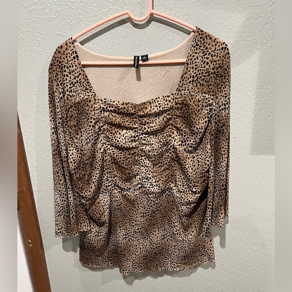 Essentials by Milano Animal Print Blouse Size XL EUC Leopard Elegant Top